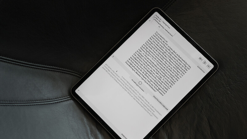 Structurally, the interface is divided into three main containers: the reading mode which contains the main text, a personal storage area in which the accessed content extensions can be viewed and saved, and the discussion mode.