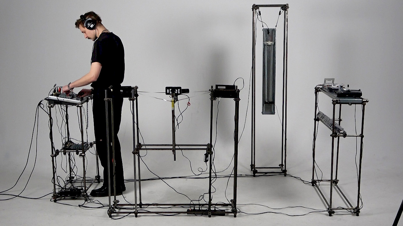 Performative Installation «Feedback - Resonance - Resilience» by Louie Rechsteiner. © ZHdK.