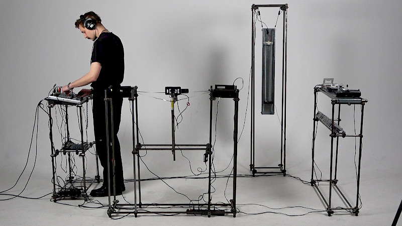 Performative Installation «Feedback - Resonance - Resilience» by Louie Rechsteiner. © ZHdK.